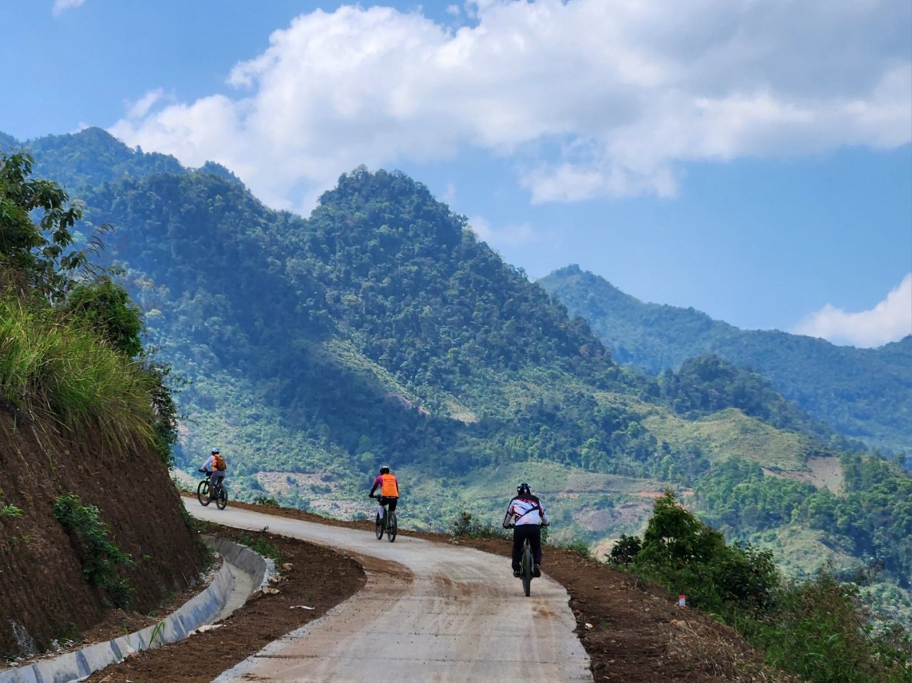 7-Day Northwest Vietnam Cycling Tour: Lai Chau to Moc Chau Adventure